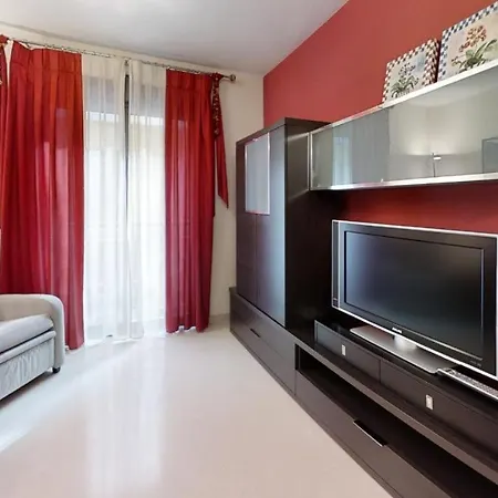 Vibrant Center Apartment
